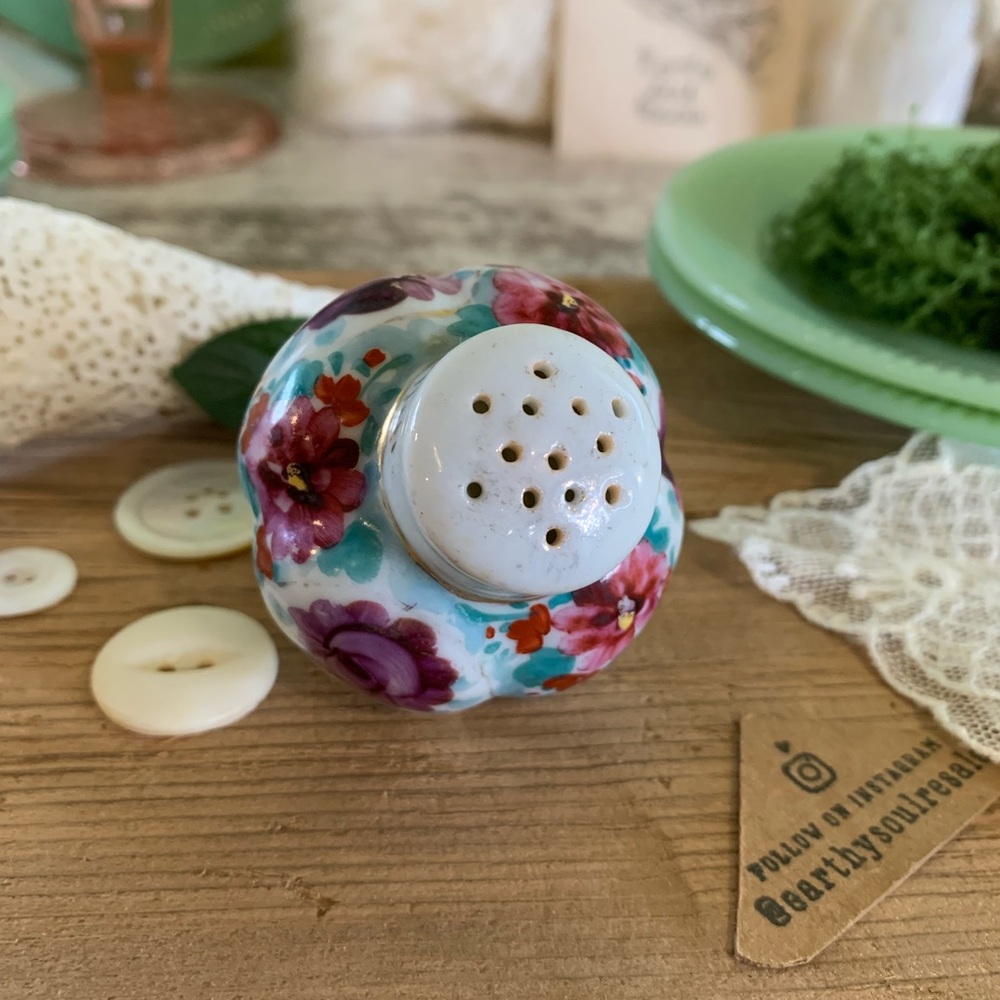Vintage Porcelain Floral Shaker 🌸 Unique Home Decor / Gift / Antique / Nature - Picture 8 of 9